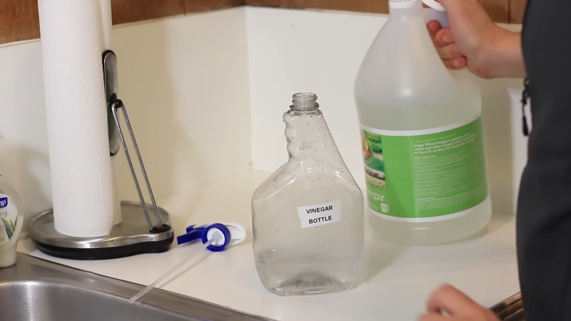 Vinegar cleaning solutions